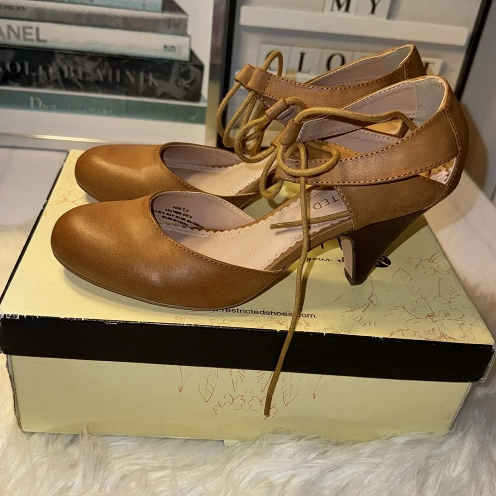 ModCloth Vintage Inspired Celica Oxford Pump 7.5 Tan leather - Picture 2 of 8